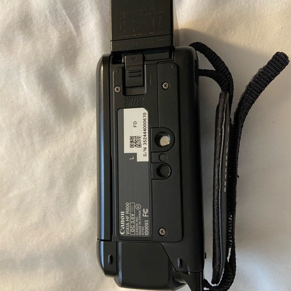 Canon VIXIA HF R82 32GB WiFi FUll HD
Cam 57× Adv Zoom (Black) - Picture 3 of 6